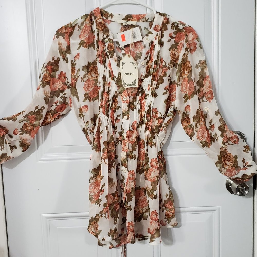 Pretty Ladies Top. NWT. size M